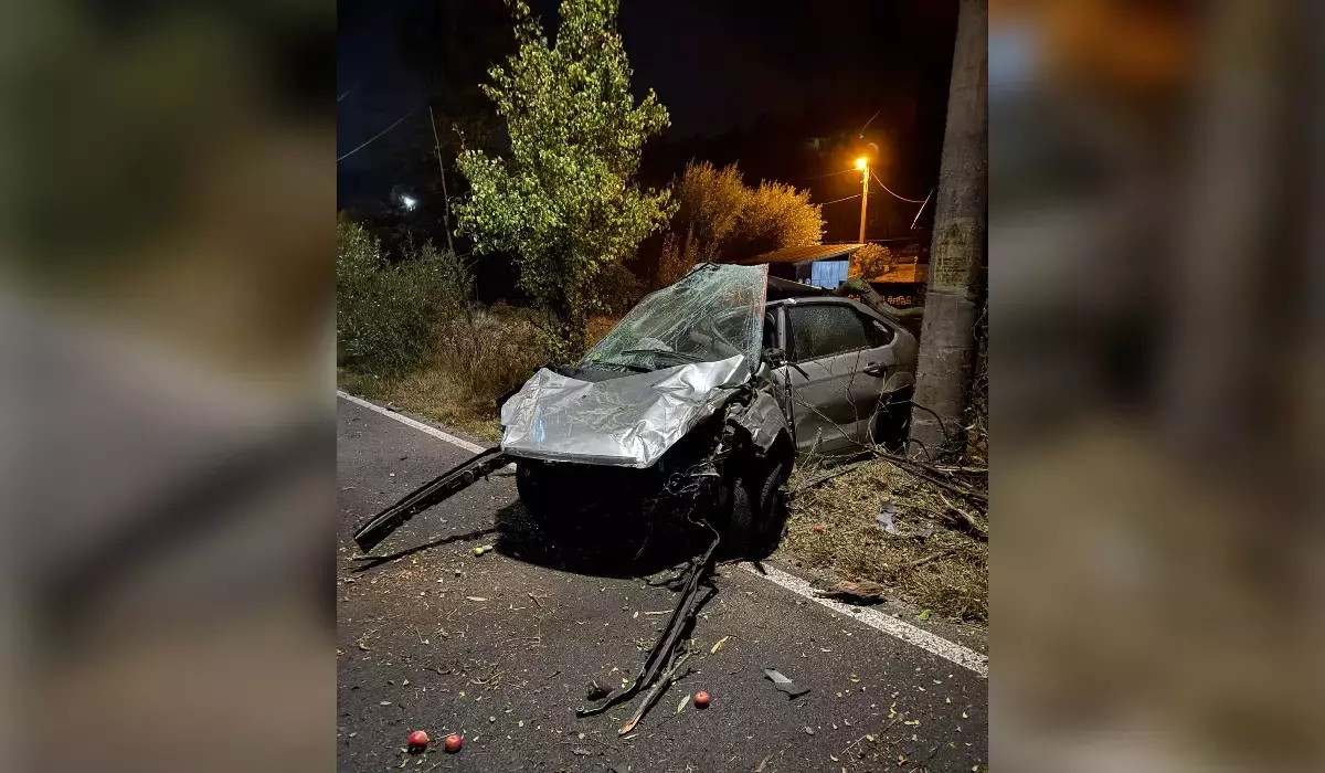Sfârșit tragic pentru doi tineri din Petroșani! Mașina în care se aflau a intrat violent într-un stâlp