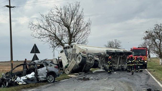 Un bărbat a fost găsit carbonizat după ce mașina în care se afla s-a izbit frontal cu un TIR, pe DN 3, la Murfatlar