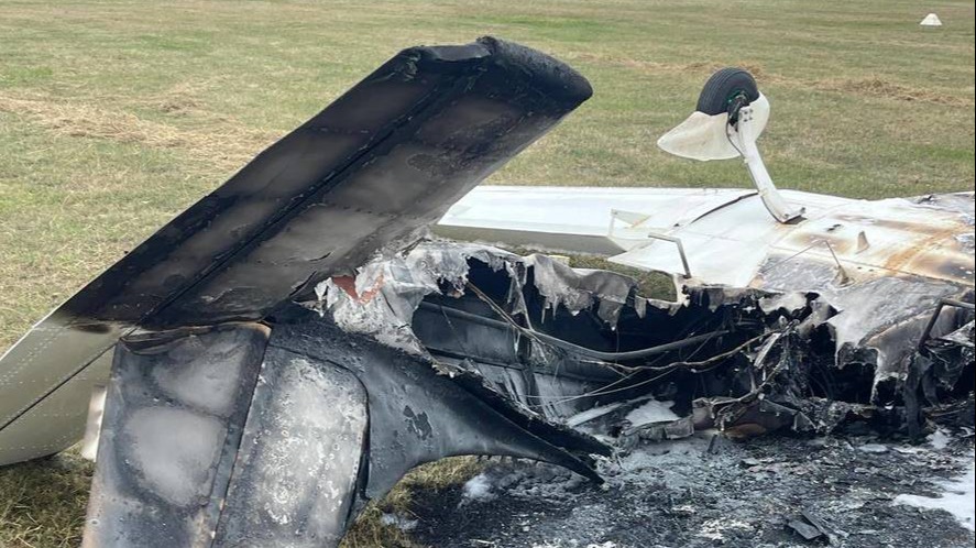Incident aviatic în Iași! O aeronavă de mici dimensiuni s-a prăbușit și a fost cuprins de foc la impactul cu pista