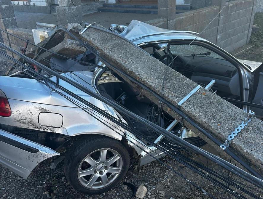 Un copil de șapte ani a fost implicat într-un grav incident rutier, în Cluj. Mașina în care se afla a intrat într-un stâlp