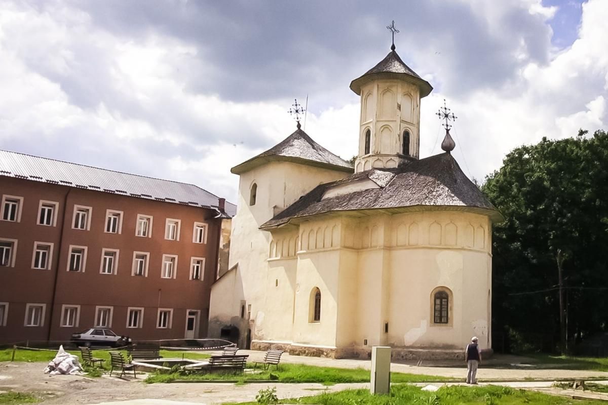 Mănăstirea Bisericani, din Piatra Neamț, cuprinsă din nou de foc, la doar trei luni de la deflagrația care a afectat lăcașul de cult