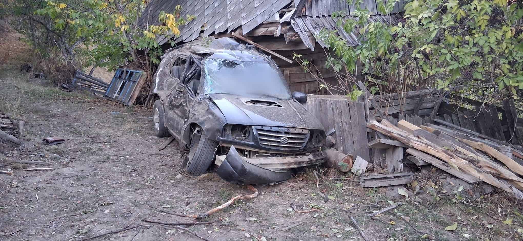Un bărbat de 64 de ani și-a pierdut viața după ce mașina în care se afla s-a răsturnat într-o râpă de peste 50 de metri, în Cluj