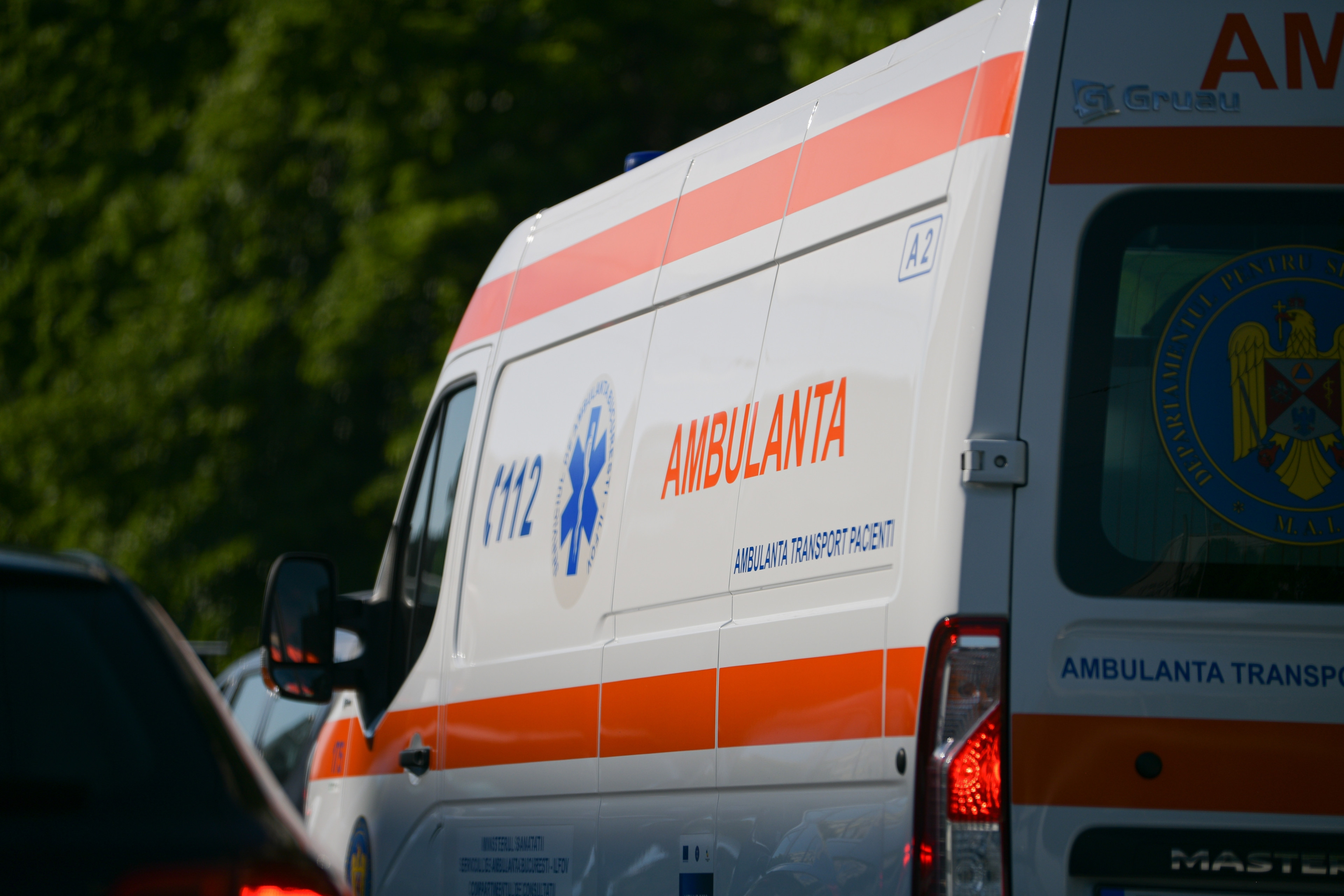 BREAKING NEWS. O fetiță de 4 ani, aflată nesupravegheată pe șosea, a fost acroșată de o mașină în Mediaș. Copila a fost transportată de urgență la spital