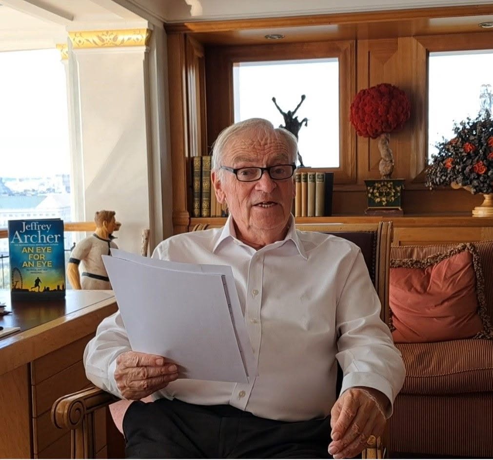 S-a stins din viață scriitorul Jeffrey Archer. Ultimul său roman, „Adam și Eva”, va fi lansat azi în librării