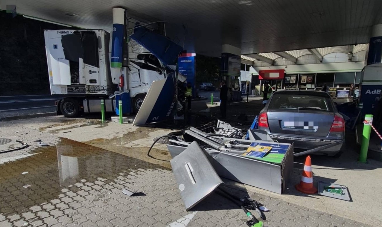BREAKING NEWS Pericol de deflagrație pe Valea Oltului! Un TIR a spulberat o pompă de carburant la ieșirea din Călimănești