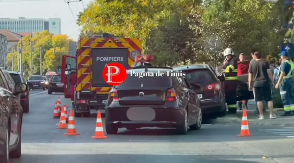O femeie însărcinată a ajuns la spital după impactul violent dintre două autoturisme, în Timișoara