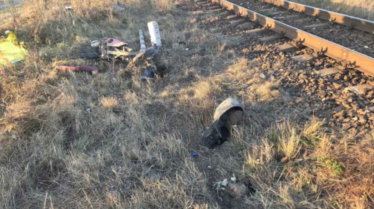 Doi adolescenți de 15 și 16 ani și-au pierdut viața în Harghita, după ce motocicleta pe care se aflau a fost izbită de tren