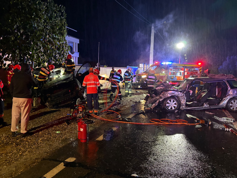 Incident rutier grav pe DN67, în Vâlcea. Trei persoane și-au pierdut viața, iar alte două au ajuns la spital, după impactul dintre două mașini