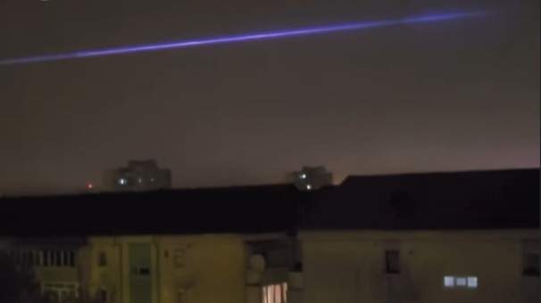 Fenomen neobișnuit pe cerul din Baia Mare! O lumină albastră bizară a semănat panică printre locuitori
