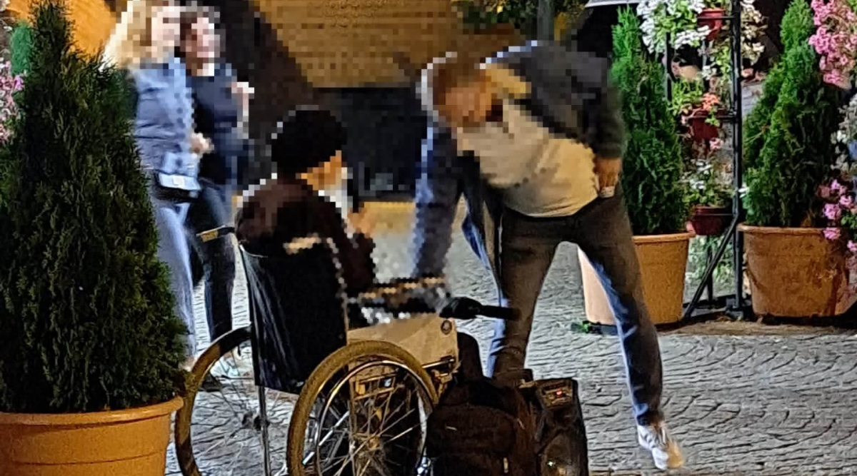 Un cerșetor a strâns peste 9.000 de lei la moaștele Sfintei Parascheva! Bărbatul ar conduce un bolid de lux