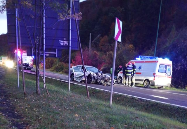 Două autoturisme s-au izbit violent pe DN1, în Brașov! Autoritățile au intervenit imediat