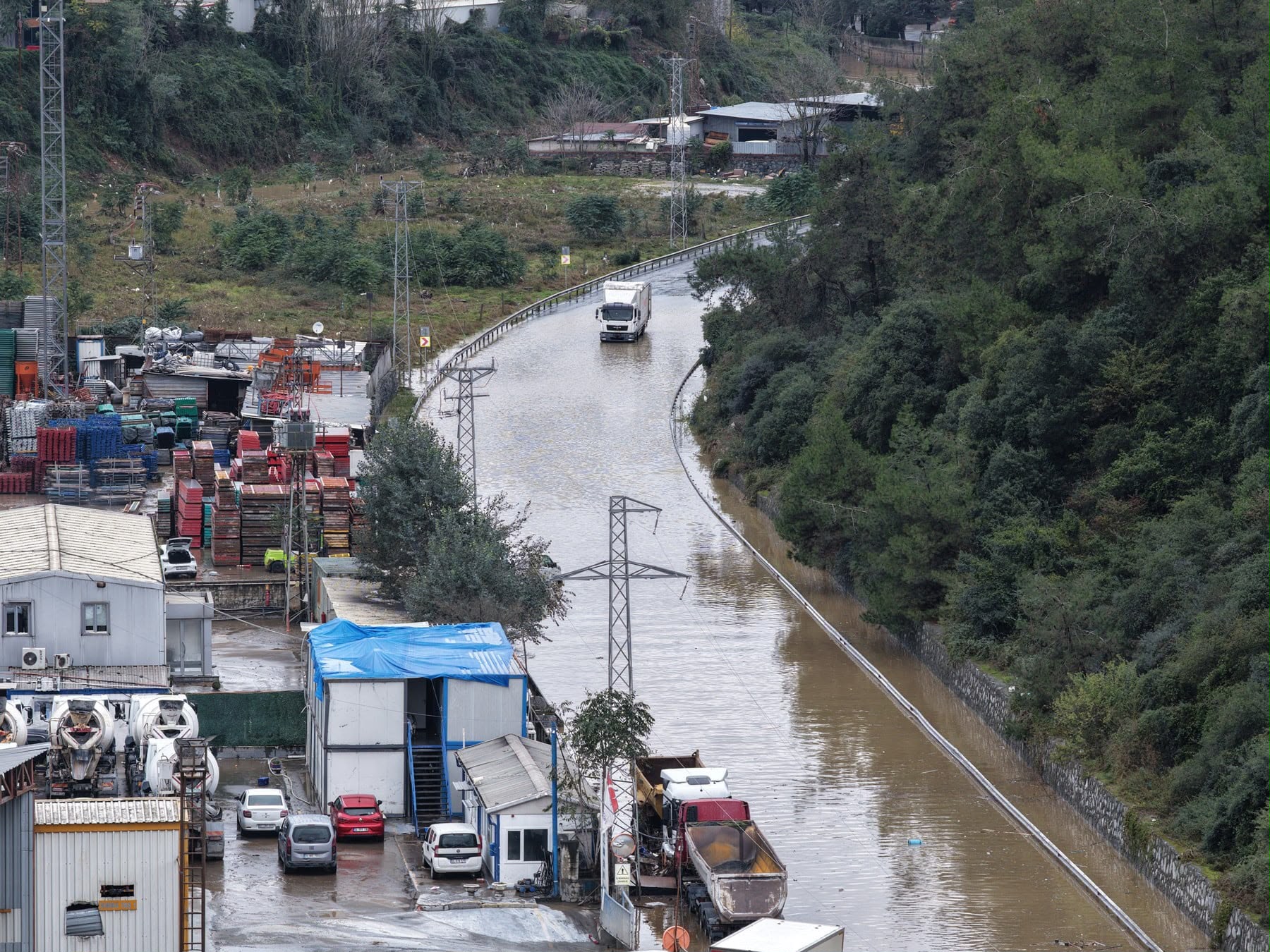 Atenționare de călătorie pentru românii care merg în Istanbul! Cod roșu de vreme rea și inundații