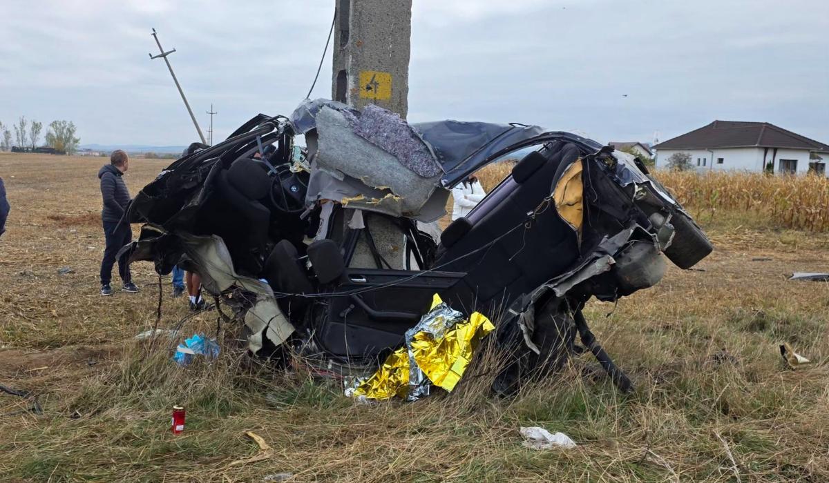 Un tânăr de 25 de ani s-a stins din viață după ce a intrat cu mașina într-un stâlp de electricitate, în Hunedoara