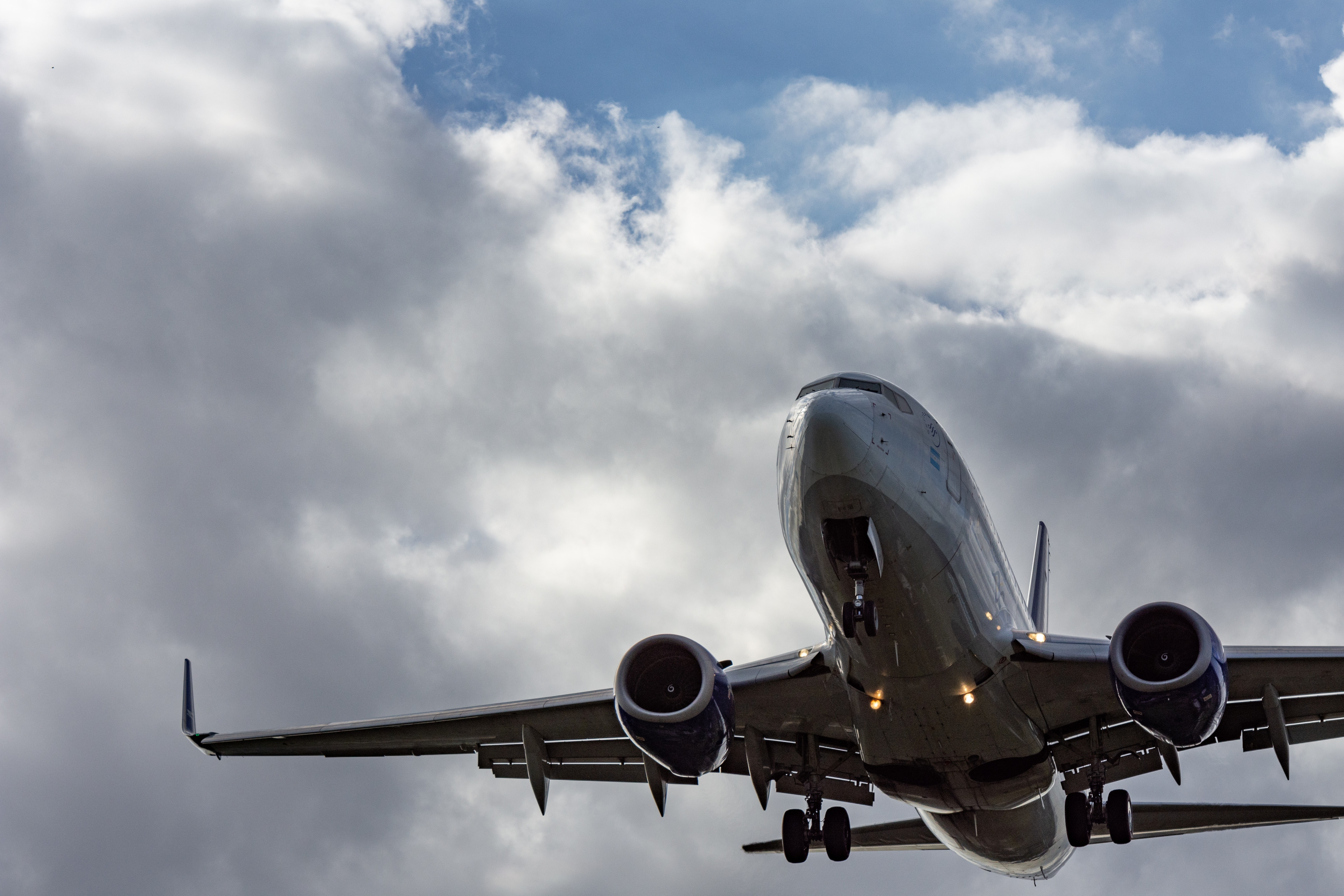 Alertă în această dimineață. Amenințare cu bombă într-un avion în apropiere de România