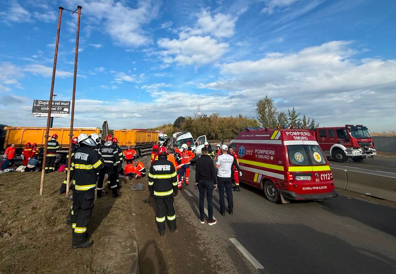 BREAKING NEWS Două persoane și-au pierdut viața într-un grav eveniment rutier pe DN 7, în Buftea. Un microbuz cu 16 persoane s-a ciocnit cu o autobasculantă