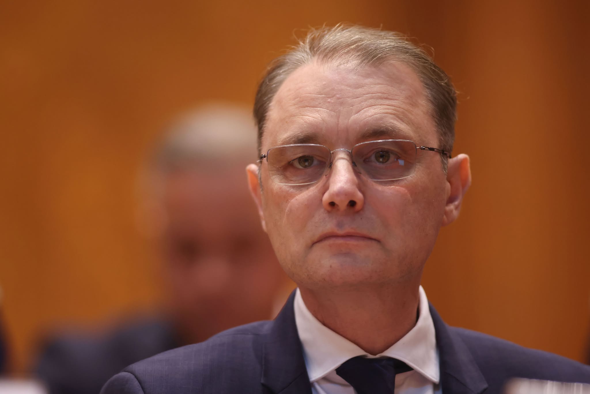 BREAKING NEWS Luca Niculescu este noul premier al României. Guvernul a trecut de votul Parlamentului