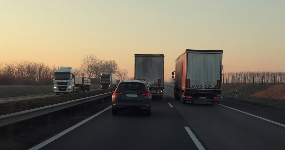 Reguli mai stricte pe autostradă! Șoferii care circulă cu mai puțin de 100 km/h pe banda de depășire riscă amenzi, în Italia