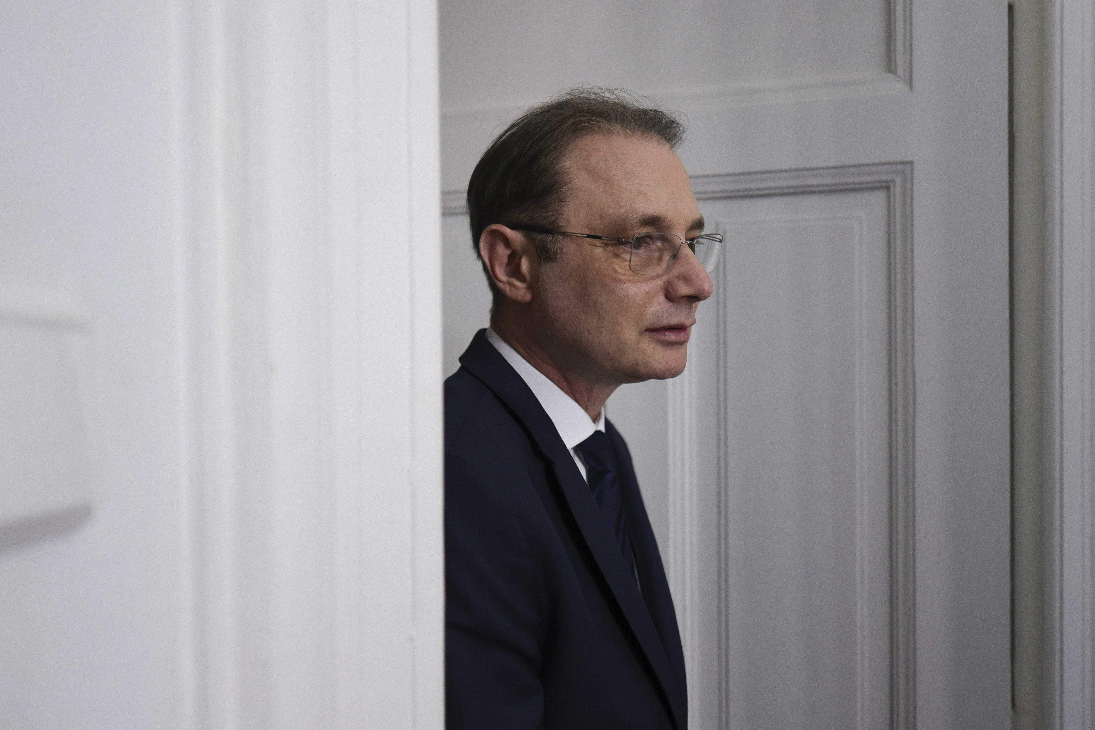 Premierul Luca Niculescu nu exclude noi taxe pentru anul viitor! Primele măsuri luate de noul Guvern