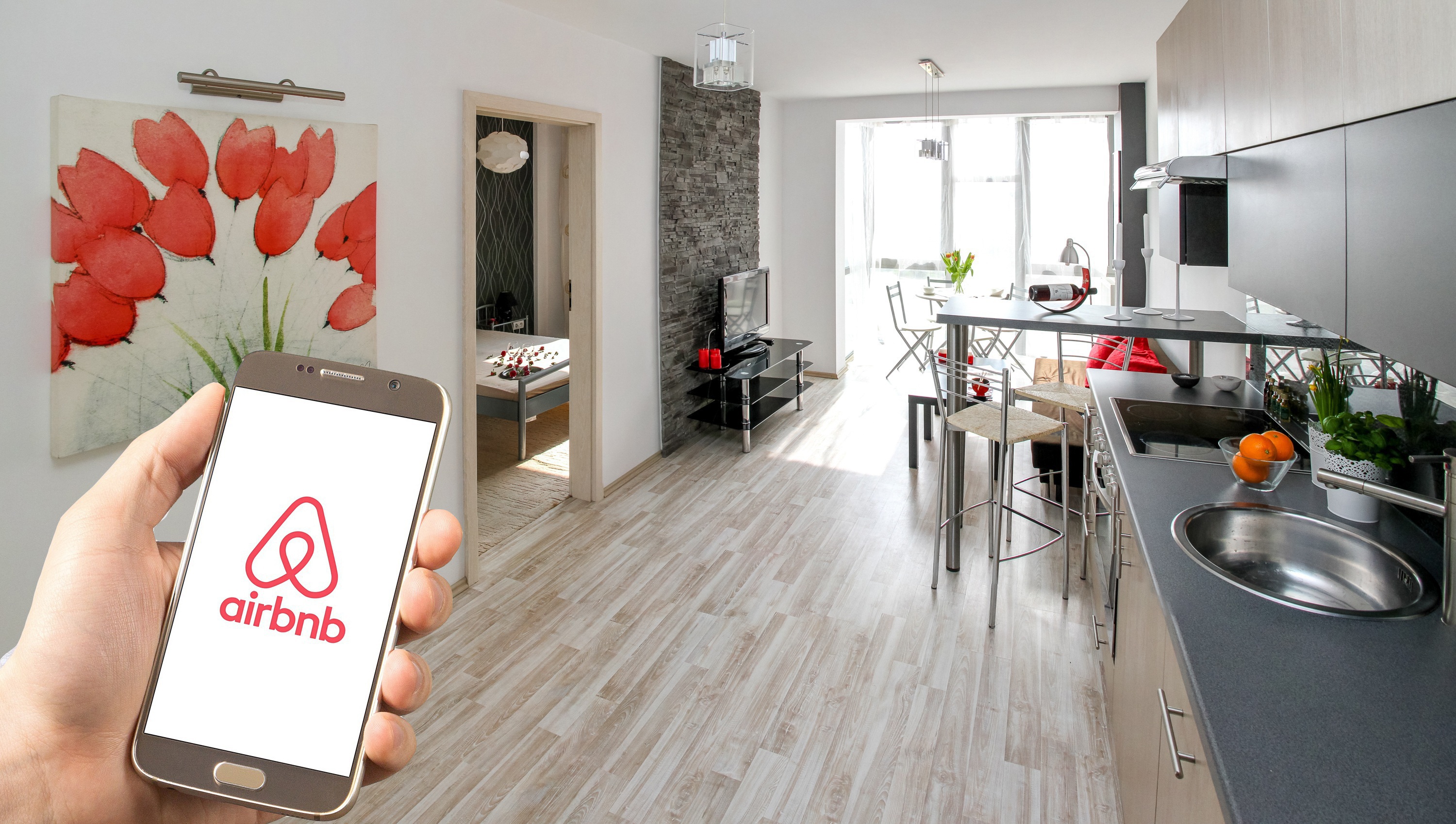 Schimbare importantă pe Airbnb! Turiștii nu vor mai fi obligați să spele vasele sau să ducă gunoiul