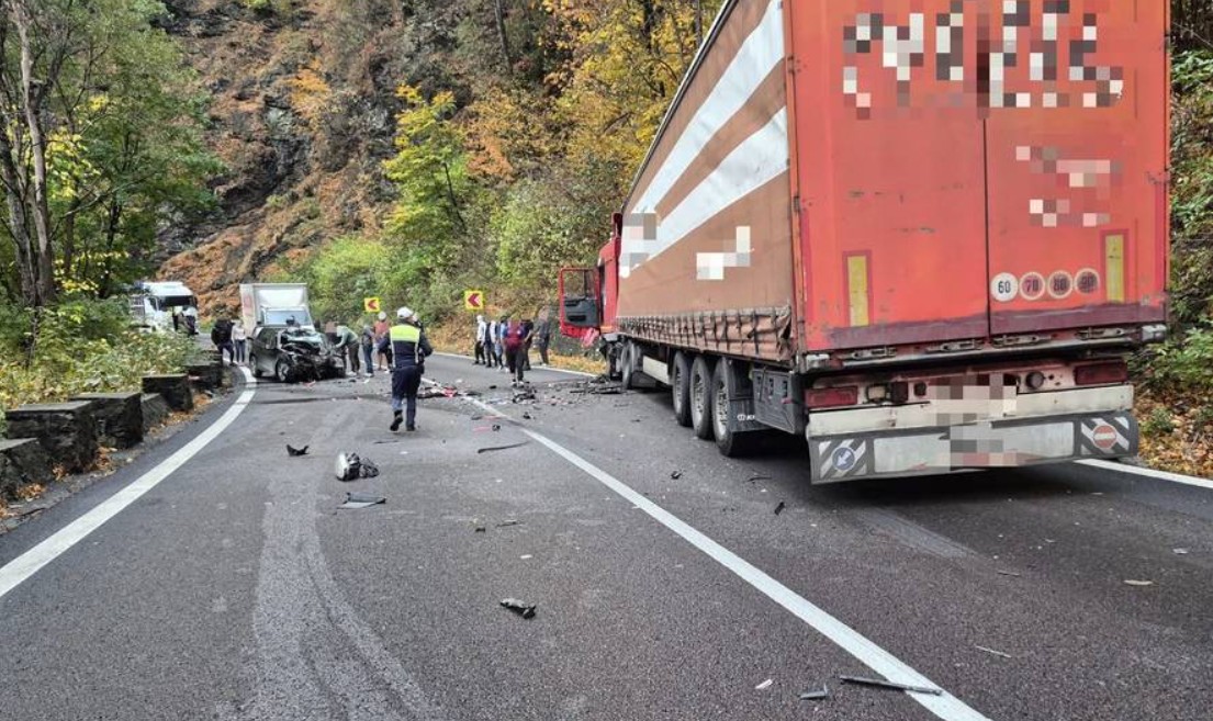 NEWS ALERT Trafic blocat pe Valea Oltului! O persoană a rămas încarcerată în urma unui grav eveniment rutier
