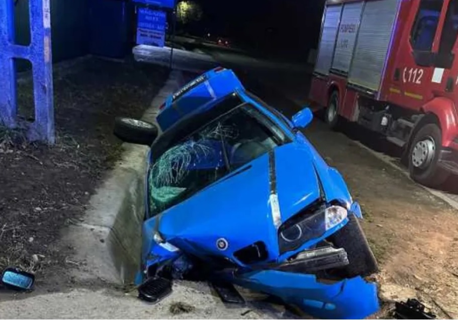 Grav eveniment rutier în Neamț. Cinci tineri, printre care o fată de 14 ani, au ajuns la spital după ce o mașină s-a răsturnat într-un șanț