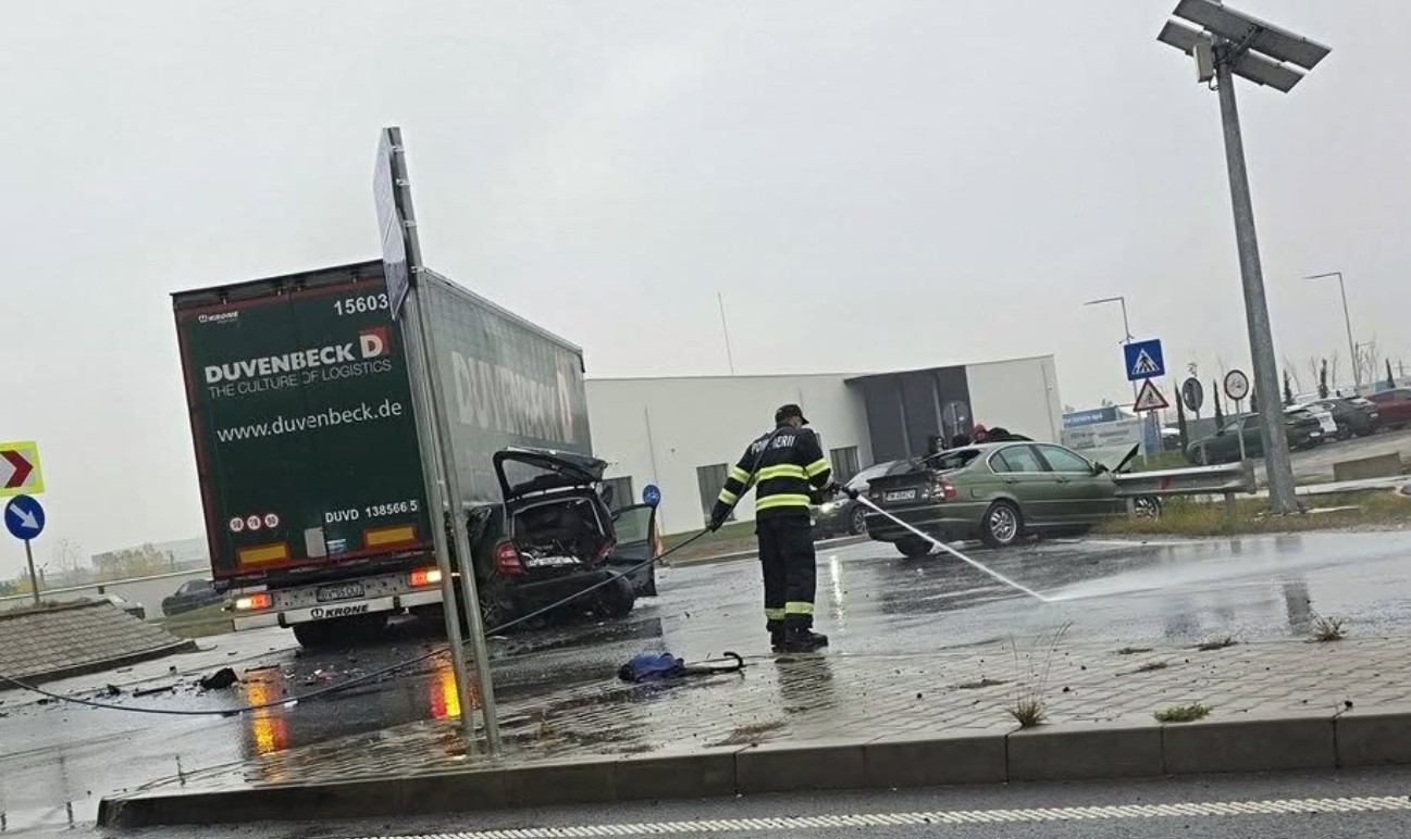 Impact dezastruos între două mașini și un camion, în județul Timiș! Un bărbat a rămas încarcerat