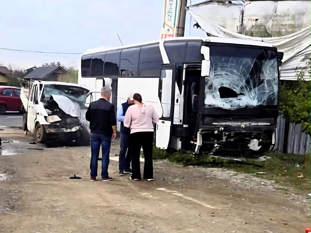 Impact violent între un autobuz și o autoutilitară pe DN1, în Ciolpani! 37 de persoane au fost implicate