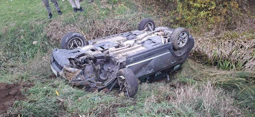 Doi copii de 4 și 7 ani, la spital după ce mașina în care se aflau s-a răsturnat într-un râu,  în Neamț