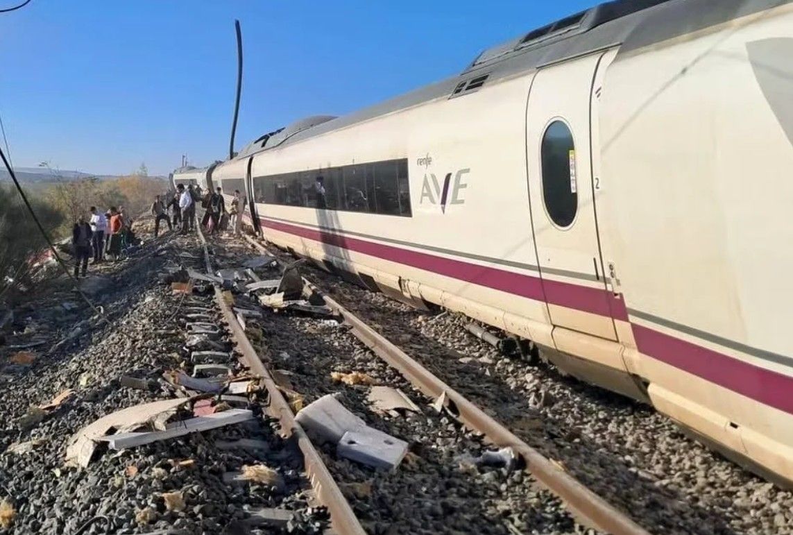 BREAKING NEWS Cel puțin 39 de morți după ce două trenuri de mare viteză s-au ciocnit puternic, în Spania!