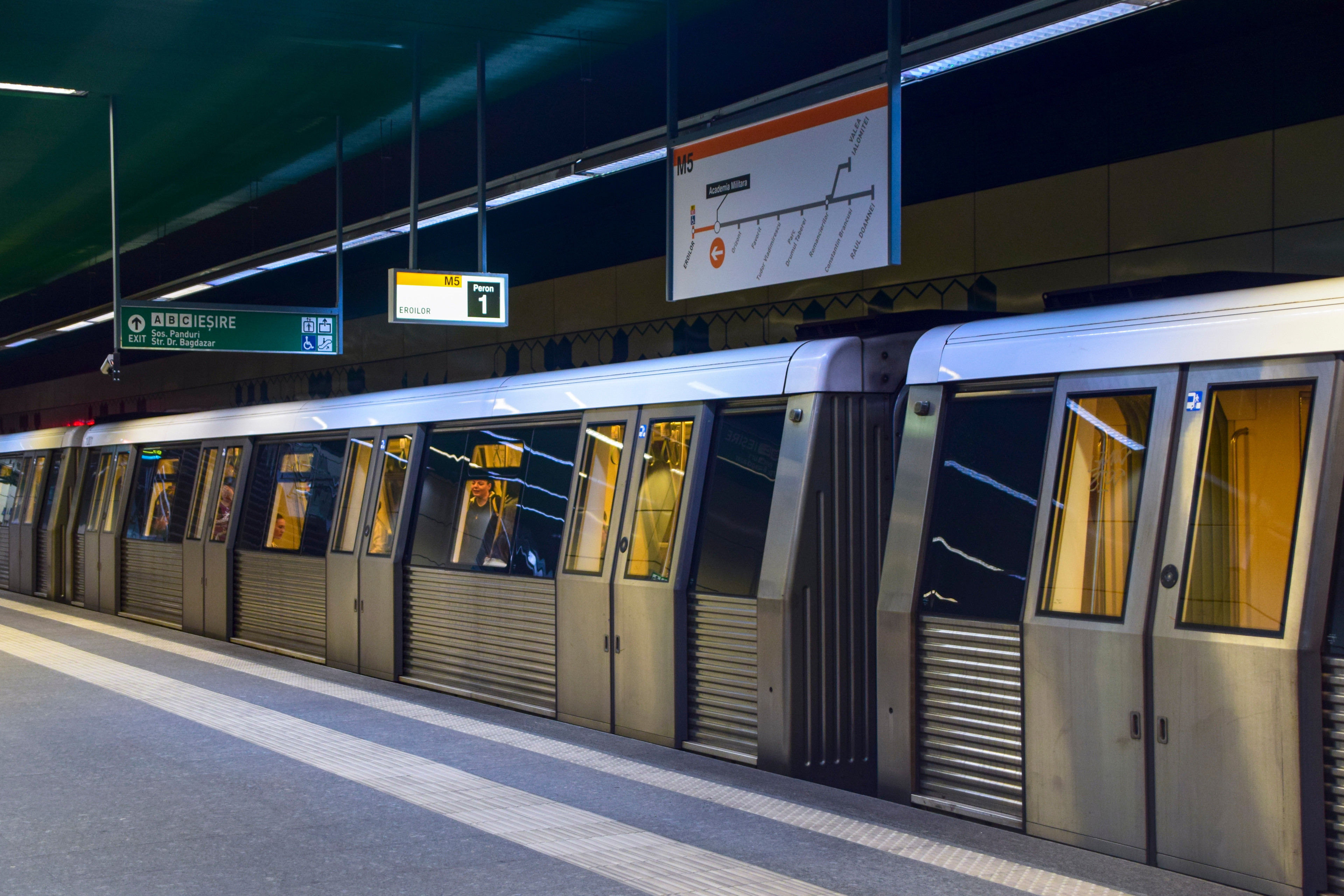 Angajații Metrorex amenință cu greva generală. Ce salarii cer sindicaliștii