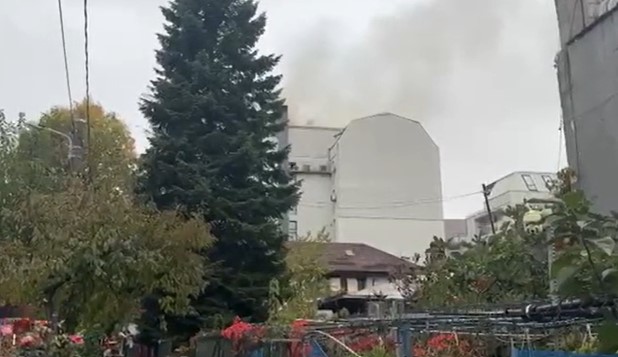 BREAKING NEWS Arde mansarda unui bloc din Sectorul 1! Salvatorii intervin chiar în aceste momente