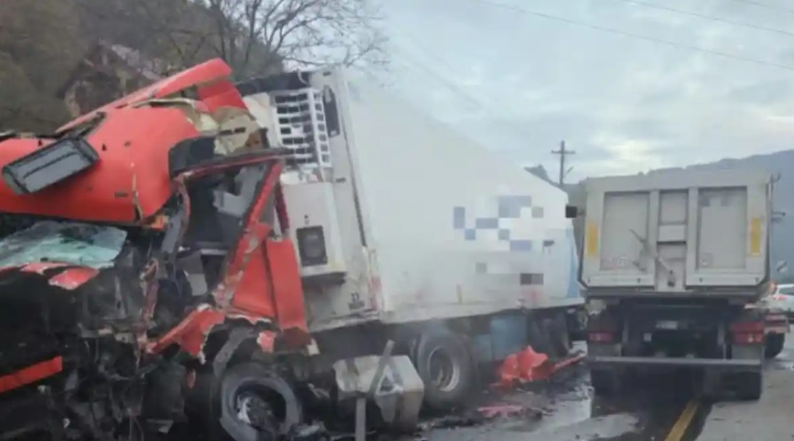 Două femei au sfârșit pe Valea Oltului, după un incident grav între două TIR-uri și o mașină