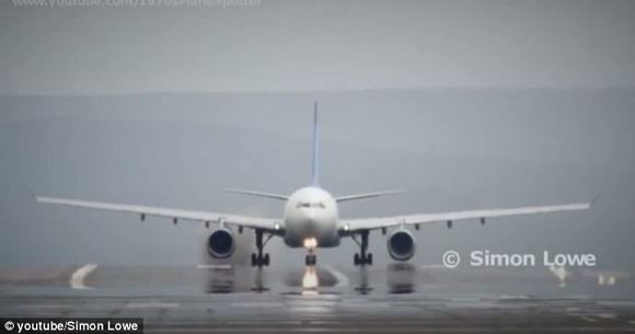 MOMENTUL TERIFIANT in care motorul unui avion explodeaza inainte de decolare! FOTO si VIDEO