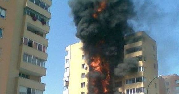 INCENDIU PUTERNIC intr-un bloc din Bucuresti! Trei persoane, printre care un copil, LA UN PAS DE MOARTE