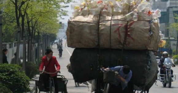 CE TRANSPORTA acest sofer incat toata lumea il claxona pana l-au oprit politistii!