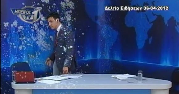Cosmarul oricarui moderator TV: A FOST ATACAT in direct cu oua si iaurt VIDEO