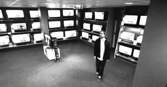 Acesta este cel mai destep hot! Uite ce modalitate a ales pentru a fura un televizor. VIDEO