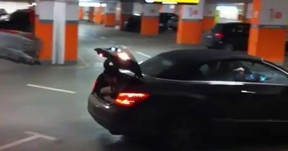 Ce face un cocalar cand are masina fara senzori de parcare? Vezi in VIDEO :)