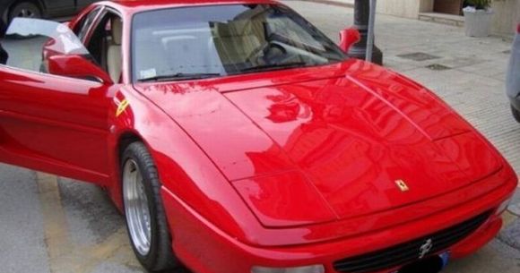 Nu doar hainele se falsifica, ci si masinile. Nu avea bani de Ferrari, dar si facut unul! FOTO
