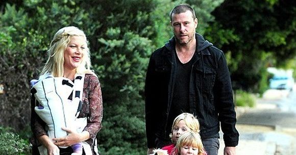 Ce gradina zoologica are Tori Spelling! Actrita si-a mai luat un tap.