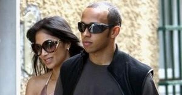 Lewis Hamilton o bombardeaza pe Nicole Scherzinger cu scrisori de dragoste