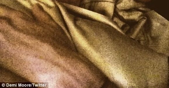 Restrospectiva mariajului dintre Demi Moore si Asthon Kutcher din postarile de pe Twitter! FOTO