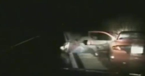 Un politist a incercat sa trezesca un Wrestler. TREBUIE sa vezi ce a patit! VIDEO