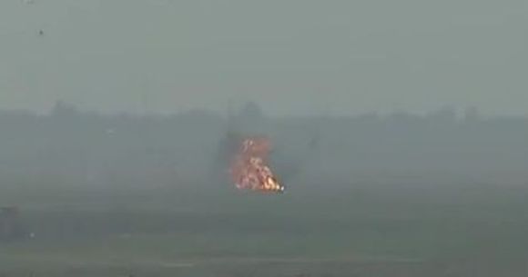 Un avion din China s-a prabusit in timpul unei demonstratii. Vezi cum a reusit pilotul sa se salveze! VIDEO