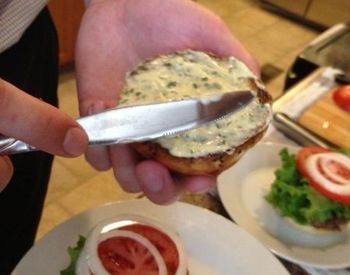 Invata cum sa prepari cei mai DELICIOSI hamburgeri GALERIE FOTO