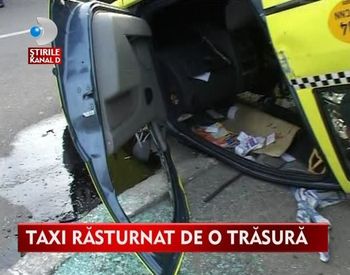 INCREDIBIL! O caruta a reusit sa rastoarne un taxi in trafic VIDEO