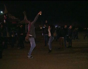 Petrecerile au inceput deja pe litoral! Uite cum s-au distrat tinerii in Vama Veche