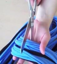 A taiat un tricou mai vechi in fasii. REZULTATUL final e de-a dreptul fabulos!