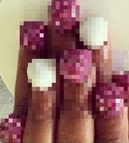 E incredibil ce isi fac mai nou fetele la unghii! Ce spuneti despre ultima moda?