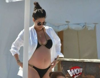 Este insarcinata in 8 luni, dar iubita lui Florin Salam le da peste nas carcotasilor. A ramas la fel de sexy